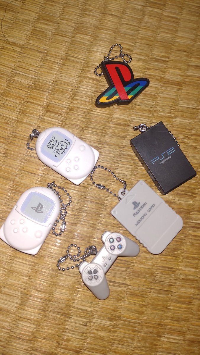 beece9e0b9fb427's tweet photo. プレステのチャーム付きビスケットが
あったので箱買い（１０個入）してみた。

１１種類中４個かぶり…
初代プレステは欲しかったが…
ロゴ出たし、まぁいいか…

＃プレイステーション
＃PlayStation https://t.co/k8demL9RdU