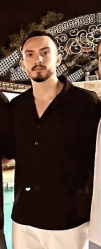 Fuckedup_rainma's tweet image. این پیام از بستگان بسیار نزدیک این قهرمان هست که اسمش هیچ‌کجا نیست و از من خواهش کردن تا صداش باشم و نامش رو فریاد بزنیم و اسمش رو هشتگ کنیم؛
من ایمپرشنی ندارم، این پسر امیر سجادی فر ۲۷ ساله به دلیل گذاشتن یه استوری داخل پیج پابلیکش در اراک و منزل شخصی دستگیر شده و بالای دو هفتست…