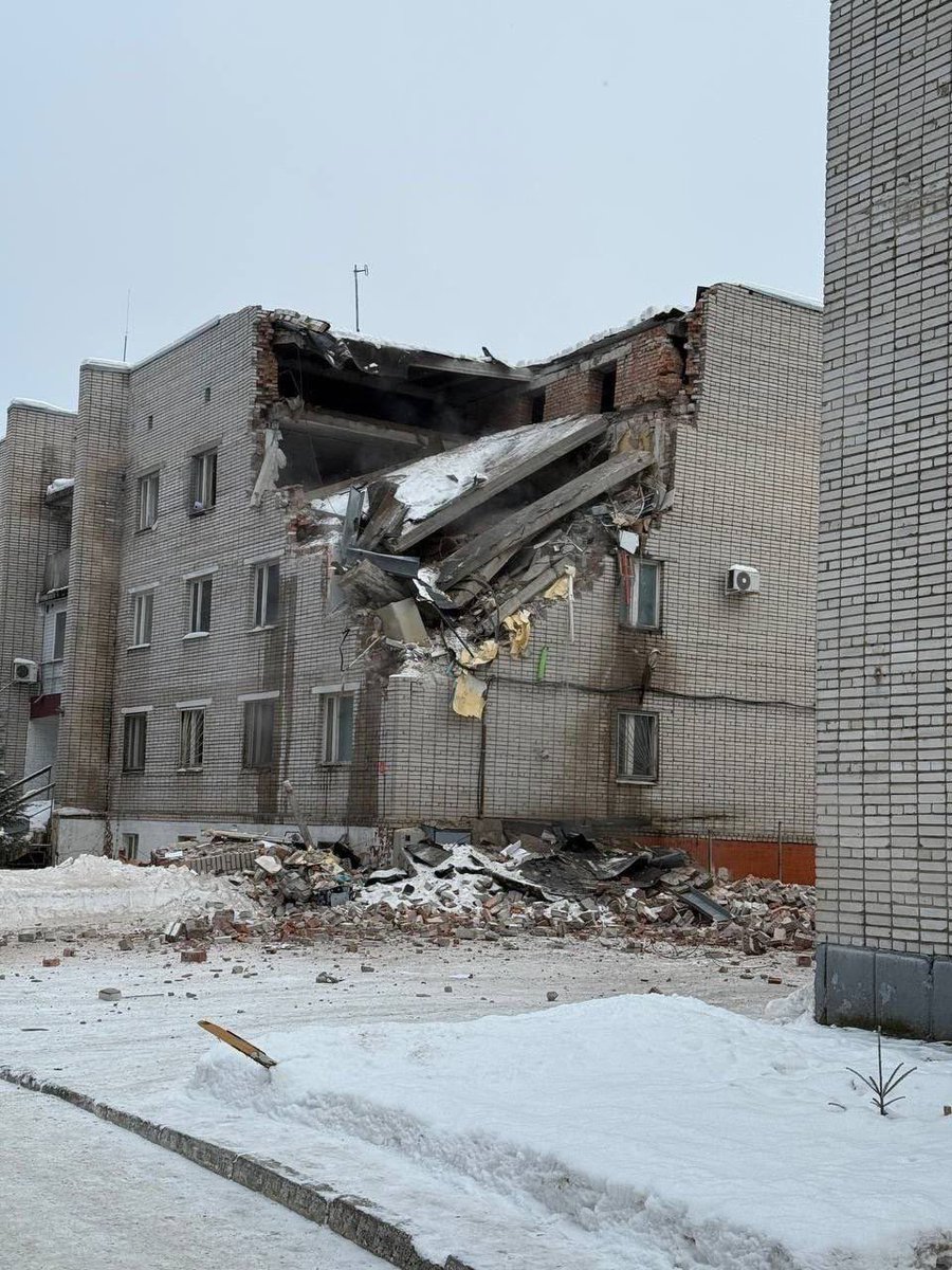 ❗️An explosion occurred in the building of the military commandant’s office in the Vsevolozhsky District of the 🇷🇺Leningrad Region.

According to preliminary information, 4 servicemen are trapped under the rubble. Two of them have already been found dead.