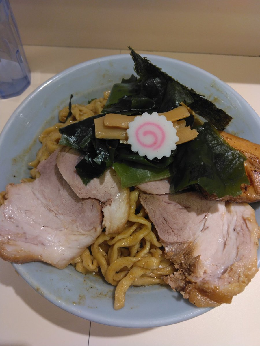 M10o40's tweet photo. 久しぶりに二丁目ラーメン。
スパイシーカレーまぜそば。
炙りチャーシュートッピング。

以前、ハッシーさんが作ってたカレー豚骨ラーメンを思い出した。
あの時も炙りチャーシュートッピングしたなぁ〜
大変美味しく頂きました！
#二丁目ラーメン
#炙りチャーシュートッピング
#400グラム https://t.co/WmWNXv4SAc