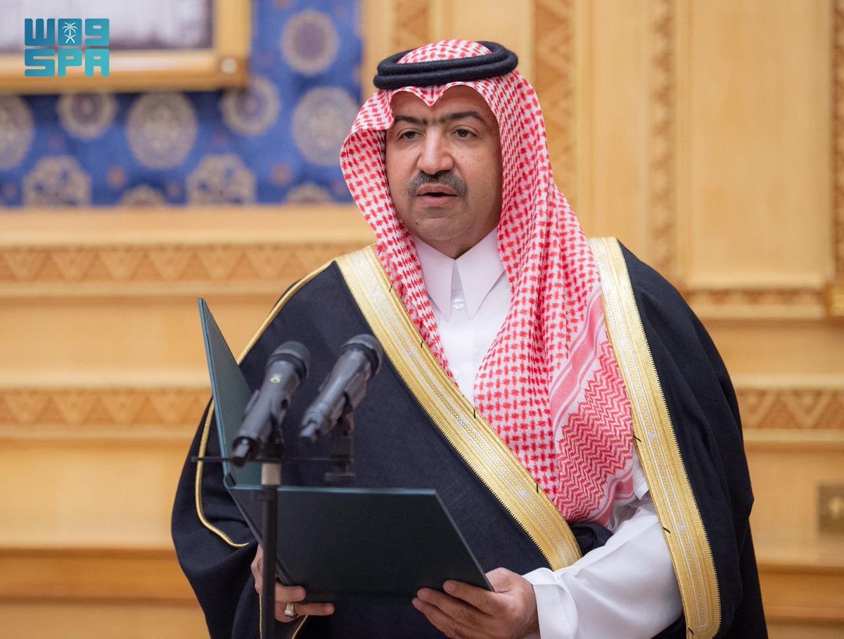 SaudiNews50's tweet photo. أصحاب السمو والمعالي الذين صدرت الأوامر الملكية بتعيينهم في مناصبهم الجديدة يؤدون القسم أمام خادم الحرمين الشريفين:

الأمير فهد بن سعد بن عبدالله بن عبدالعزيز بن تركي نائب أمير منطقة الباحة.

الأمير الدكتور سعد بن سعود بن محمد بن عبدالعزيز آل سعود بن فيصل عضو مجلس الشورى.

الأمير سعود بن نهار بن سعود نائب أمير منطقة المدينة المنورة.

 الأمير محمد بن عبدالله بن عبدالعزيز نائب أمير منطقة الحدود الشمالية.

 وزير الاستثمار الأستاذ فهد بن عبدالجليل بن علي آل سيف.

-