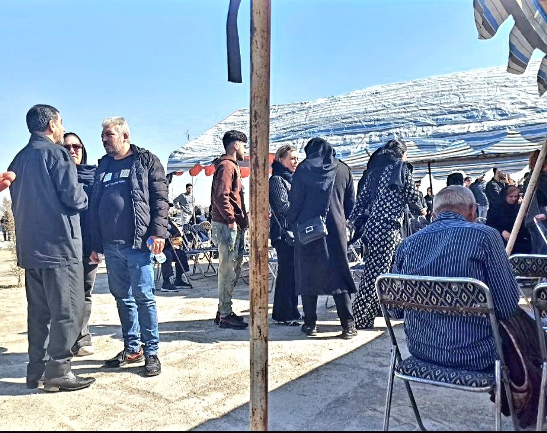 امروز بر سر مزارشهدا و جان‌باختگان حوادث اخیر در بهشت‌زهرا، با خانواده‌های بزرگوار آنان گفتگو و همدردی کردم. ناله‌هایشان جانسوز بود.
خانواده‌ی بزرگ ایران غمدیده و داغدار است.
همه‌ی ما صاحب عزا هستیم.