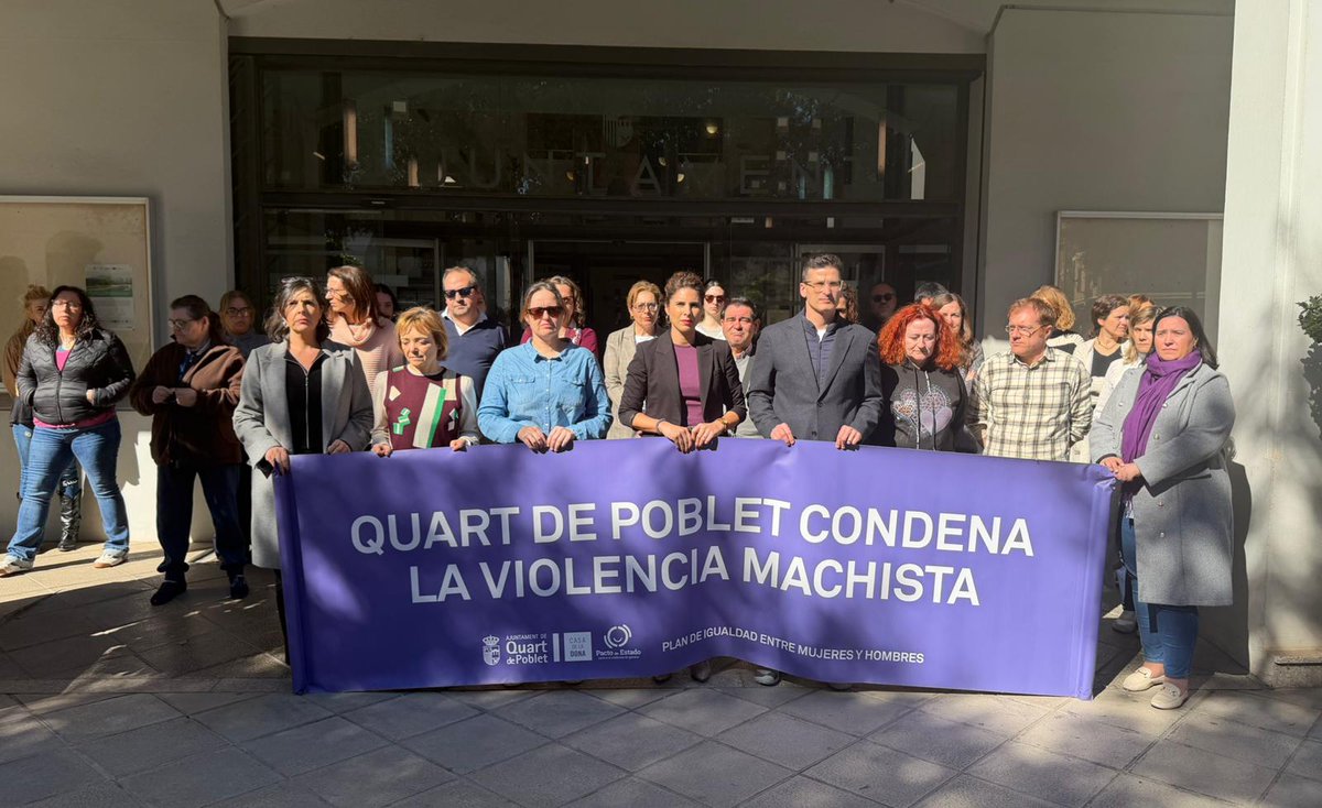 ⚫ Quart de Poblet condemna la violència masclista.

Minut de silenci davant l'Ajuntament per a condemnar l’assassinat masclista d’una dona a Benicàssim este dilluns.