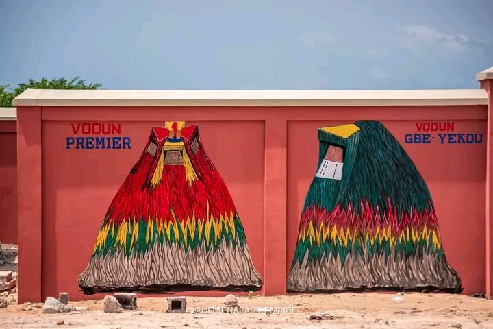 BENIN 🇧🇯 CONTINUES TO TRACE ITS HISTORY THROUGH CULTURE
In Ouidah, the construction of the Zangbeto temple is progressing well.