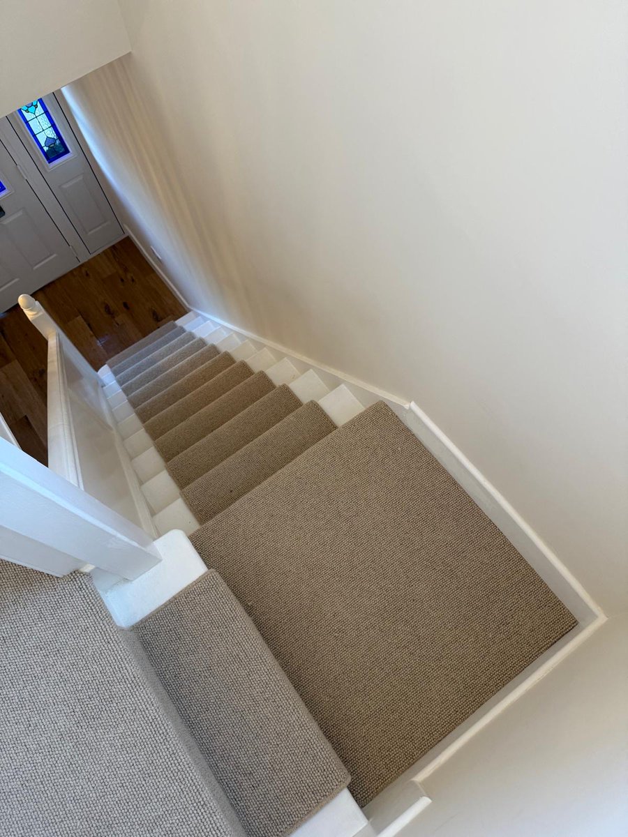 We're starting off our #wednesdaymotivation this morning with a stunningly fitted Stair runner &amp; LVT flooring in the Hallway! 👍
<a href="/AbingdonCarpets/">Abingdon Flooring</a>
Charter Berber Loop #Wool #Carpet colour Irish Cream.
<a href="/KarndeanFloors/">Karndean Designflooring</a>
Knight Tile #Luxuryvinyltile colour KP145. #Shoplocal #Beeston