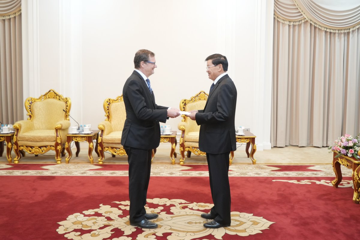 finlandinhanoi's tweet image. Today, the Ambassador of Finland to Vietnam and Lao PDR, H.E. Mr. Pekka Voutilainen, has officially presented his credentials to H.E. Mr. Thongloun Sisoulith, President of the Lao People’s Democratic Republic.🇫🇮🤝🇱🇦
#nonresident #ambassador #finlandinlaos #bilateralrelations