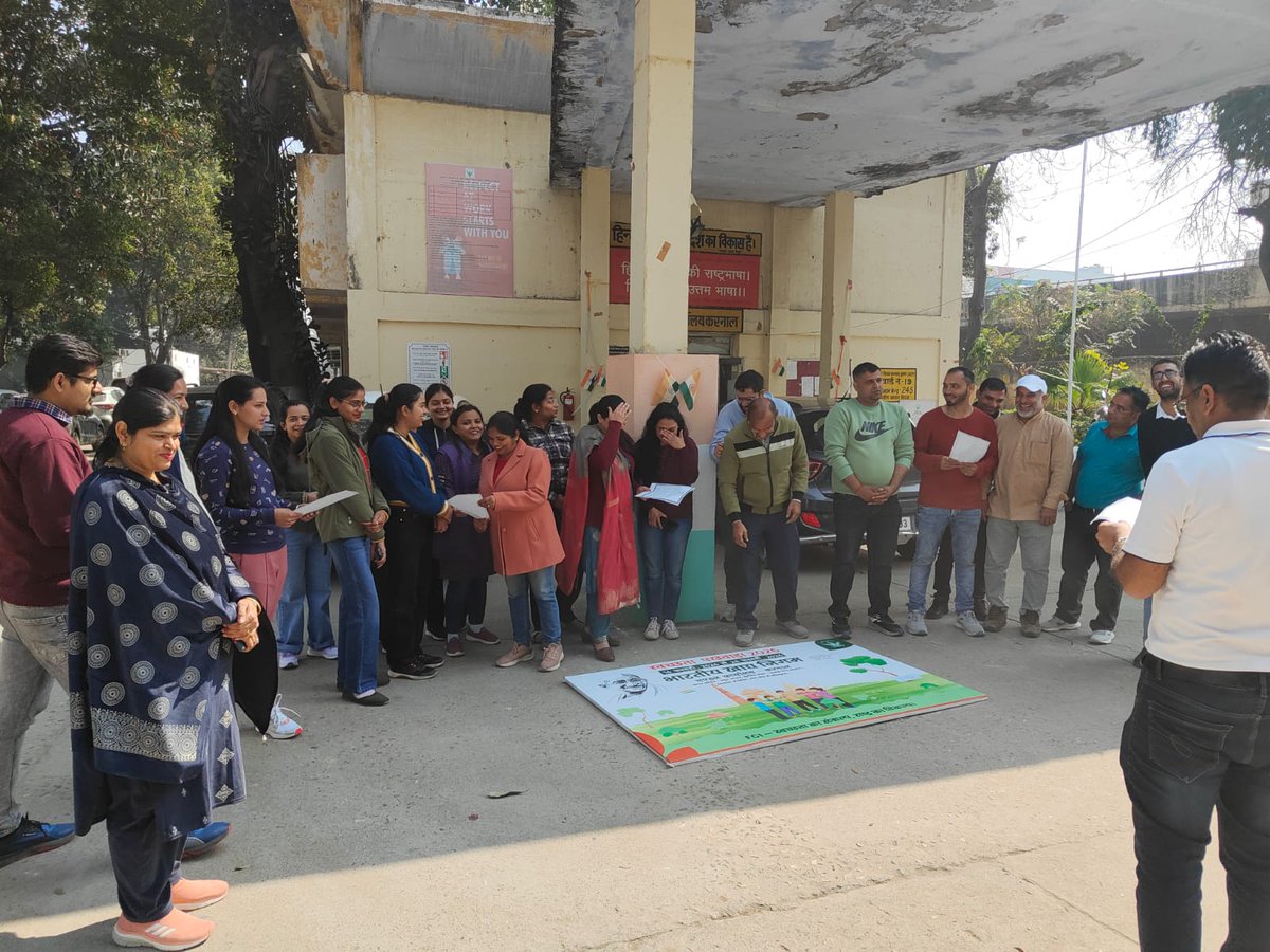 FciKarnal's tweet photo. “स्वच्छता पखवाड़ा 2026” के अंतर्गत आज भारतीय खाद्य निगम, मंडल कार्यालय, करनाल में “स्वच्छता शपथ समारोह” आयोजित हुआ। इस अवसर पर निगम के अधिकारियों और कर्मचारियों को स्वच्छ, सुरक्षित व सुव्यवस्थित कार्यपरिसर बनाए रखने की शपथ दिलाई। @FCI_India @FCI_NorthZone @FCIHARYANA https://t.co/0wnfcw4rCG