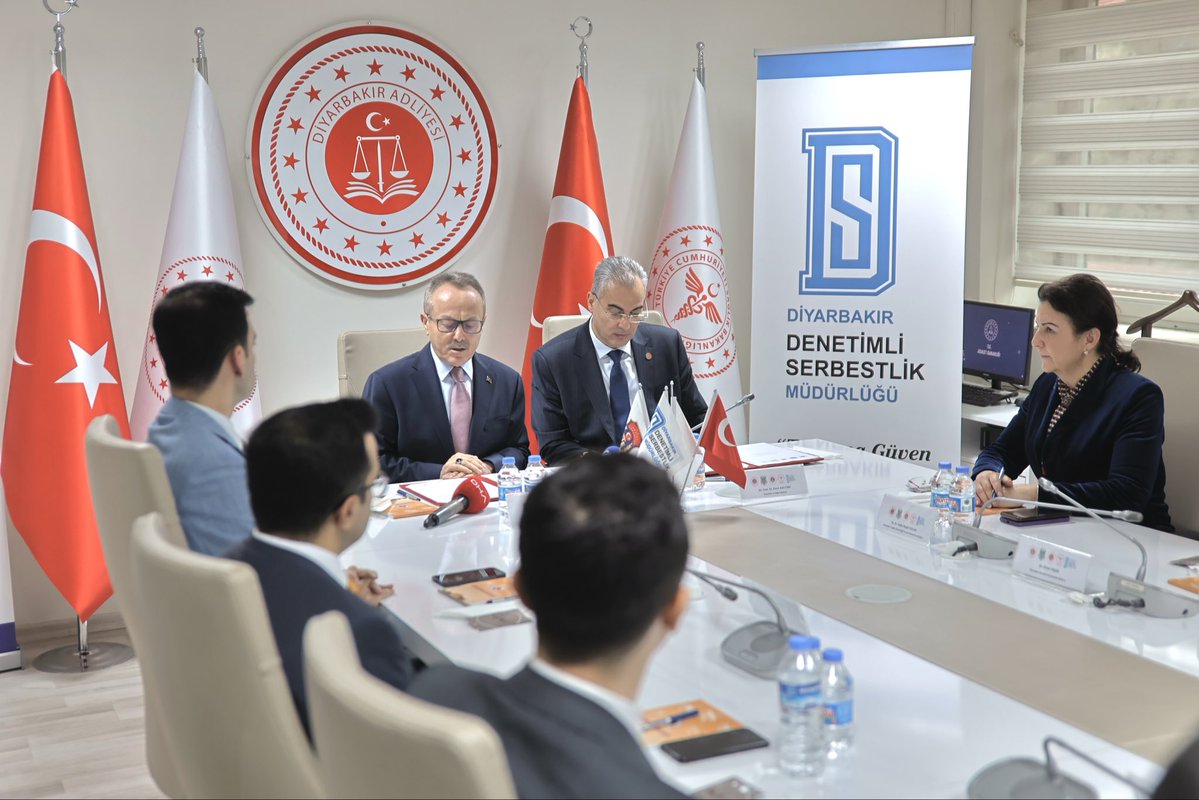 İl Sağlık Müdürlüğümüz ile Diyarbakır Cumhuriyet Başsavcılığı arasında Denetimli Serbestlik Hizmetleri kapsamında iş birliği protokolü imzalandı.

İmza, Cumhuriyet Başsavcısı Erdal Kuruçay ile İl Sağlık Müdürümüz Uzm. Dr. Emre Asiltürk tarafından gerçekleştirildi.