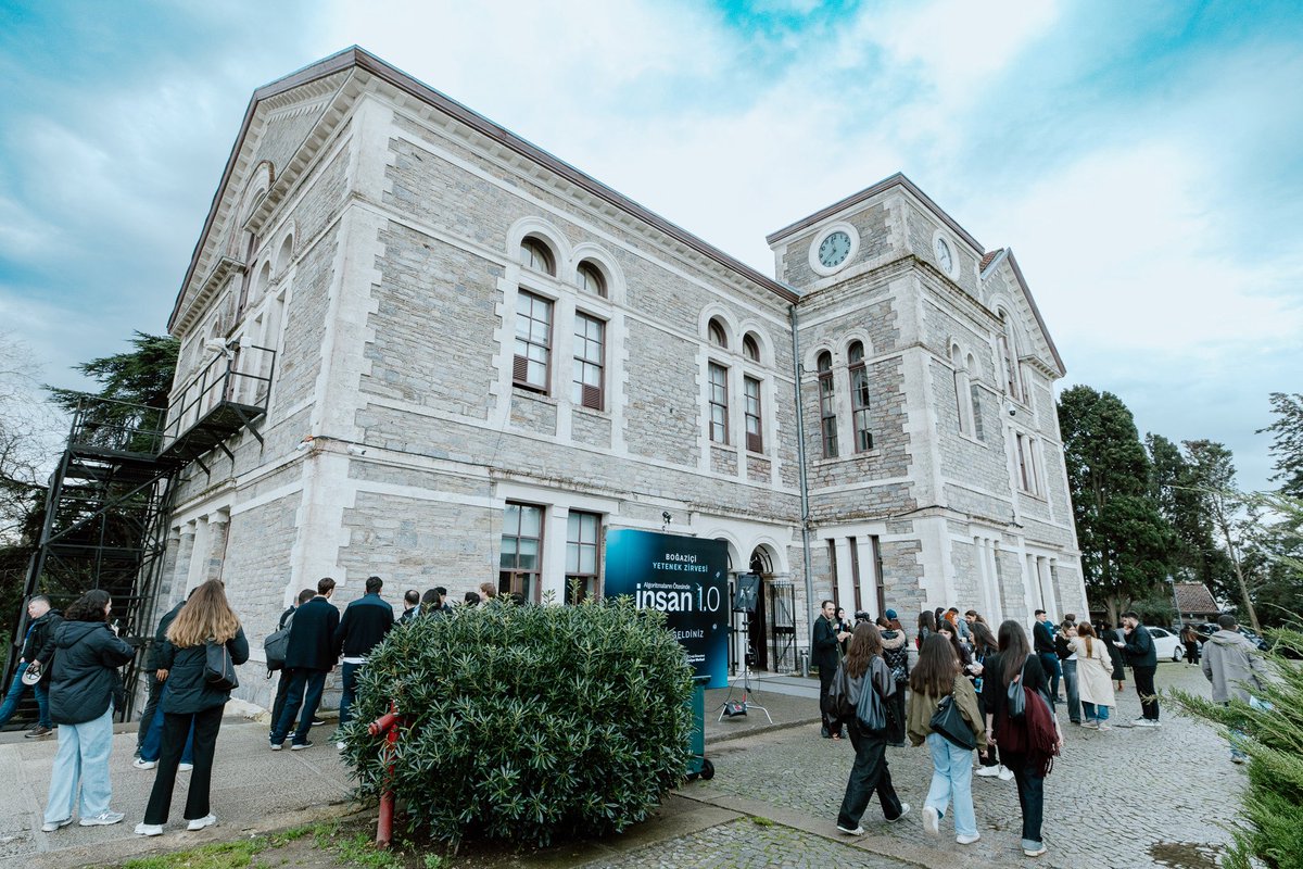 UniBogazici's tweet photo. Boğaziçi Yetenek Zirvesi, bugün Boğaziçi Üniversitesi Güney Kampüs’te düzenlendi.

🔷 Zirve kapsamında düzenlenen oturumlarda, farklı kurumlardan konuşmacılar kariyer süreçleri ve yetenek programlarına ilişkin deneyimlerini katılımcılarla paylaştı.

-

The Boğaziçi Talent Summit was held today at Boğaziçi University’s South Campus.

🔷 During the sessions held within the scope of the summit, speakers from different institutions shared their experiences regarding career paths and talent programs with the participants.

@bukariyer 
@BBA_Info