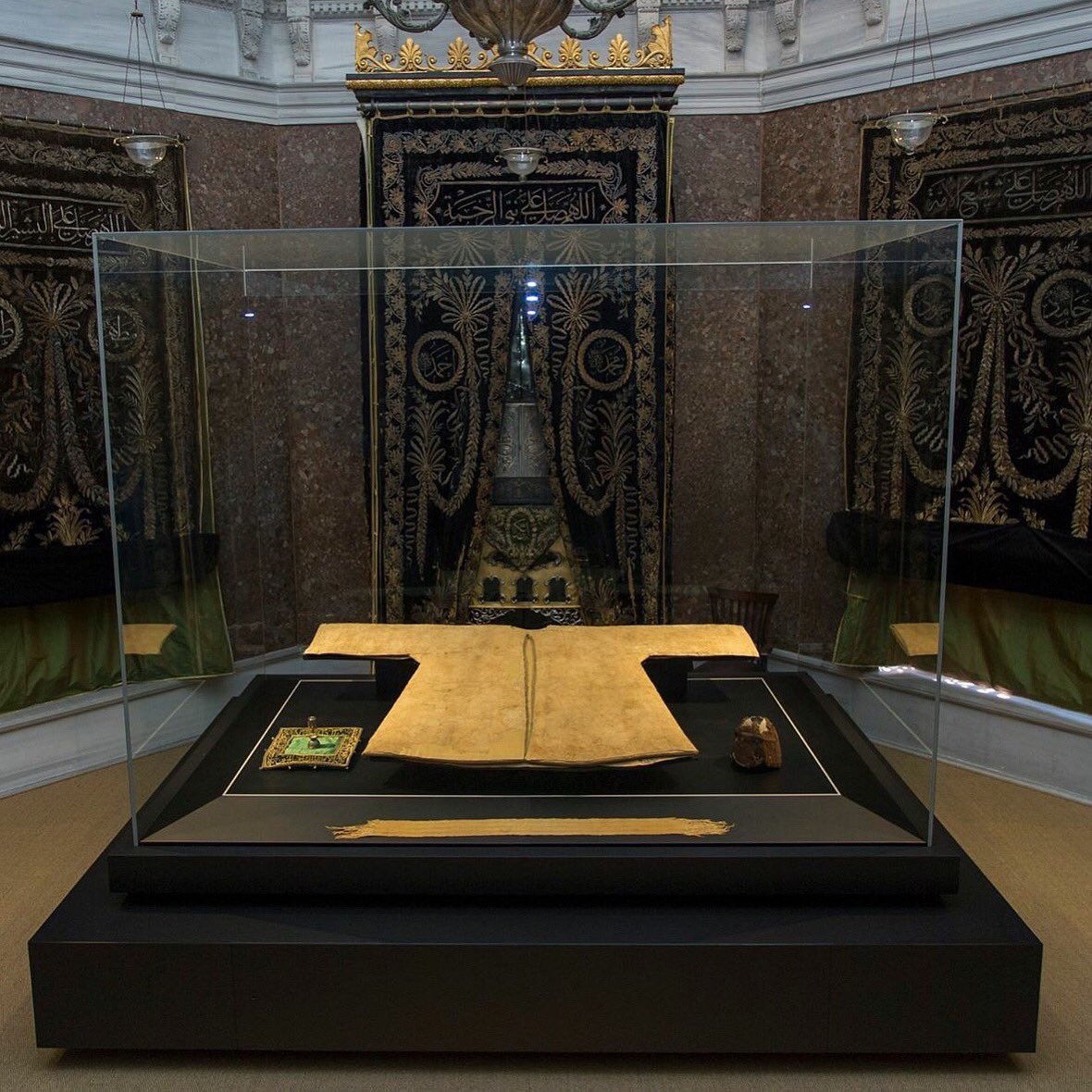 Peygamber Efendimiz’in ﷺ Veysel Karani'ye hediye bıraktığı Hırka-i Şerif 20 Şubat'ta Fatih Hırka-i Şerif Camii’nde ziyarete açılacak.