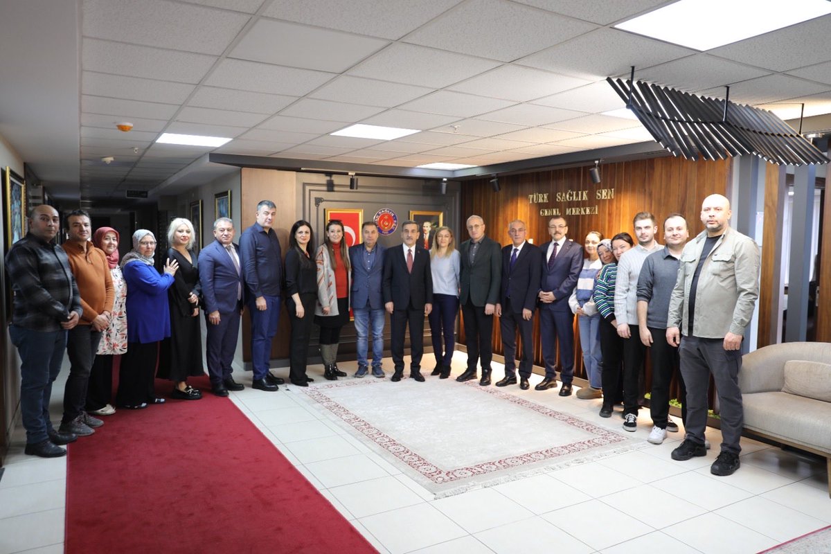 OnderKahveci's tweet photo. Türk Sağlık-Sen; sendikacılığı uzun bir yol arkadaşlığı olarak görür. 

8.Olağan Genel Kurulumuzun ardından, bayrağı devreden 7. Dönem Genel Başkan Yardımcılarımız Mücahit Gökhan Şahin ve Kemal Kazak’a veda ettik.

Onlar bugün yalnızca görevlerini devrettiler; sendikal mücadeleleri, duruşları ve sarsılmaz bağlarımız ise bizimle kalmaya devam edecek. Çünkü biz gönül bağıyla kenetlenmiş büyük bir aileyiz.

Aynı inançla, aynı dava bilinciyle her zaman bir arada ve beraber olacağız. Verdikleri kıymetli emekler ve kattıkları değer için kendilerine yürekten teşekkür ediyoruz.
