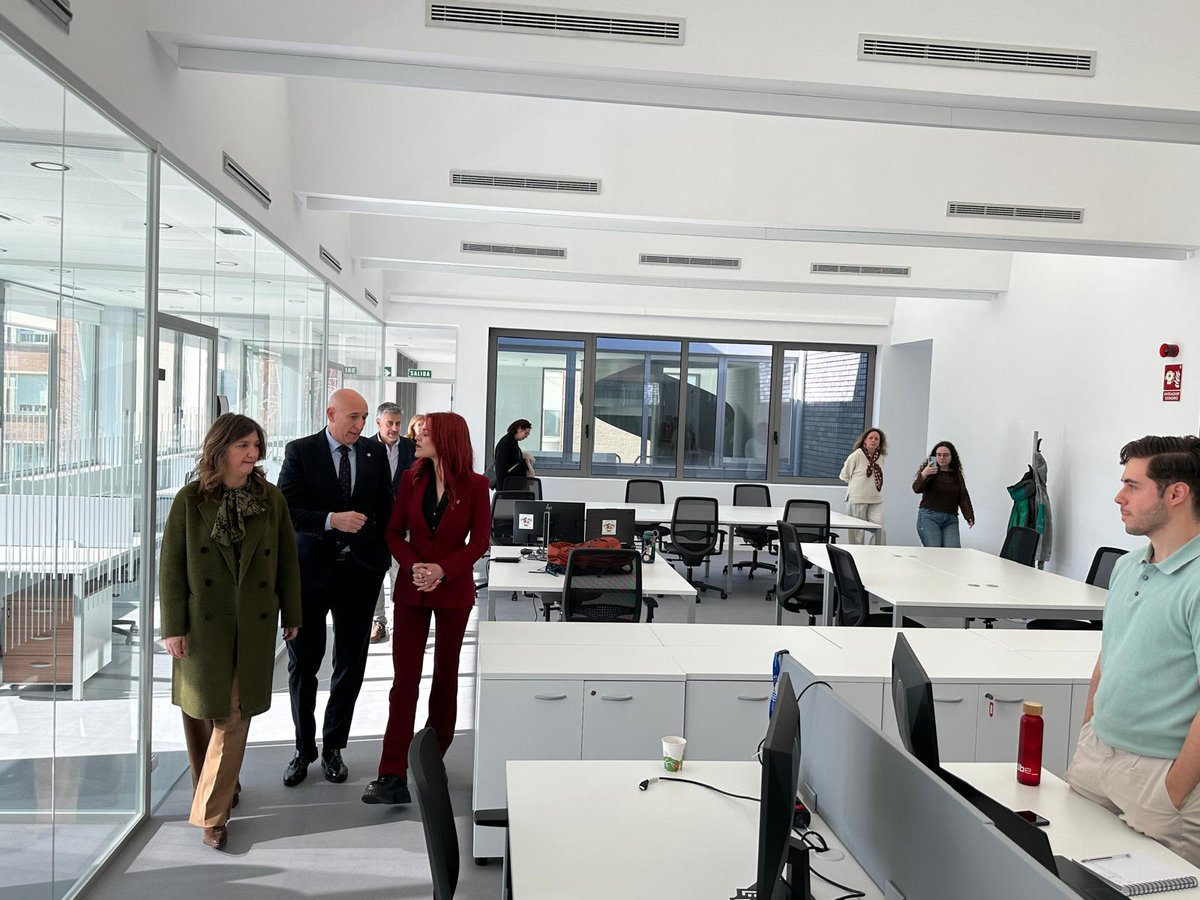 unileon's tweet photo. 👩🏻‍🚀 Hoy nuestra egresada Sara García ha visitado por primera vez la ampliación del Complejo de Empresas de Base Tecnológica de León que lleva su nombre y el de su compañero Pablo Álvarez. 

#OrgulloULE #SaraGarcía #PabloÁlvarez #TalentoLeones #InnovaciónYLiderazgo https://t.co/UxhkMp5UMS