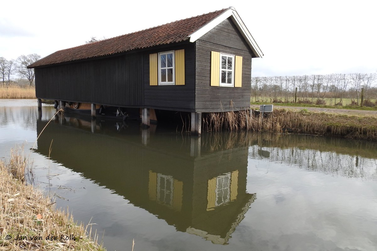 BekiekTwente's tweet photo. Pelmolen. In 1752 liet Jan ter Horst deze achtkantige stellingmolen op schuur bouwen.
Boothuis Enterse zomp 'Regt door zee' aan de Regge.
#Rijssen #Riessen
#Twente #BekiekTwente https://t.co/sZeMCo1svA