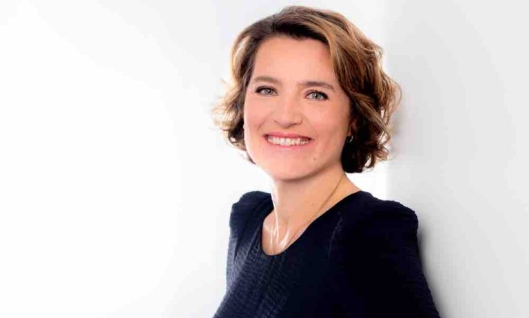 lemediaplus's tweet photo. Quelle montée en puissance pour TF1+ ?

Pour Média+, Claire Basini (DGA en charge des activités BtoC du @GroupeTF1) dresse le bilan de TF1+ deux ans après son lancement :

📊 38M de streamers/mois (pics à 42M) 
▶️ 5M d’utilisateurs chaque jour 
⏱️ 1,2 milliard d’heures vues en 2025 
📺 36 000h de contenus disponibles

TF1+ accélère sur la pub data-driven, le micro-paiement (<1€), l’international (26 pays) et un partenariat stratégique avec Netflix.

“TF1+ n’est pas seulement une plateforme de streaming : c’est un écosystème gratuit, data-driven et international, pensé pour toucher tous les Français… et transformer la publicité en véritable levier de performance.”

➡️ L’interview complète ici : https://t.co/ie8ywDN96U @TF1Pro