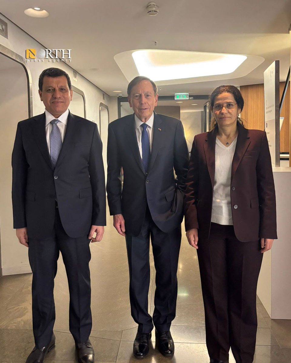 لقاء جمع ديفيد بتريوس، القائد الأسبق للقيادة المركزية بالجيش الأميركي والذي شغل منصب رئيس وكالة الاستخبارات الأميركية، مع الجنرال مظلوم عبدي ومسؤولة علاقات الإدارة الذاتية إلهام أحمد على هامش #مؤتمر_ميونخ للأمن