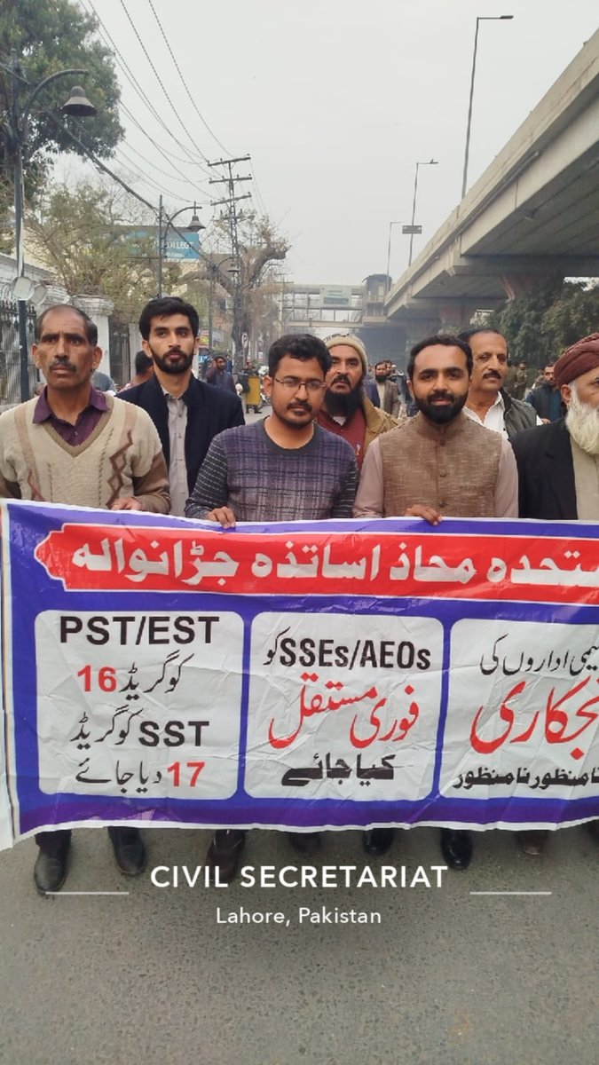 Farzand_e_Iqbal's tweet photo. محترم وزیرِ تعلیم صاحب ہمارے ساتھ تو آپ نے وعدہ کیا تھا اور ہماری جنگ لڑنے کی حامی بھری تھی مگر آج دو سال گزرنے کے بعد بھی ہزاروں SSEs/AEOs کی مستقلی کے لیے کوئی ایک عملی قدم نظر نہیں آیا۔ خدارا ہزاروں پڑھے لکھے نوجوانوں کے مستقبل تاریک مت کریں۔
#RegularizeSSEsAEOs https://t.co/LPRDEl85J8