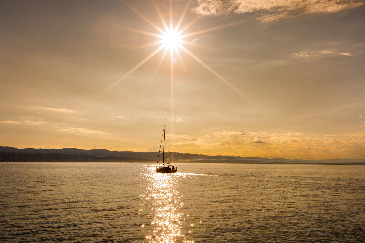 At Hotel Ičići, sunset is a ritual worth pausing for. As the sun dips behind the horizon and the Kvarner Bay turns to gold, the terrace becomes your front row seat to a quiet spectacle of light and color. The sea softens, the sky deepens, and the day gently lets go.