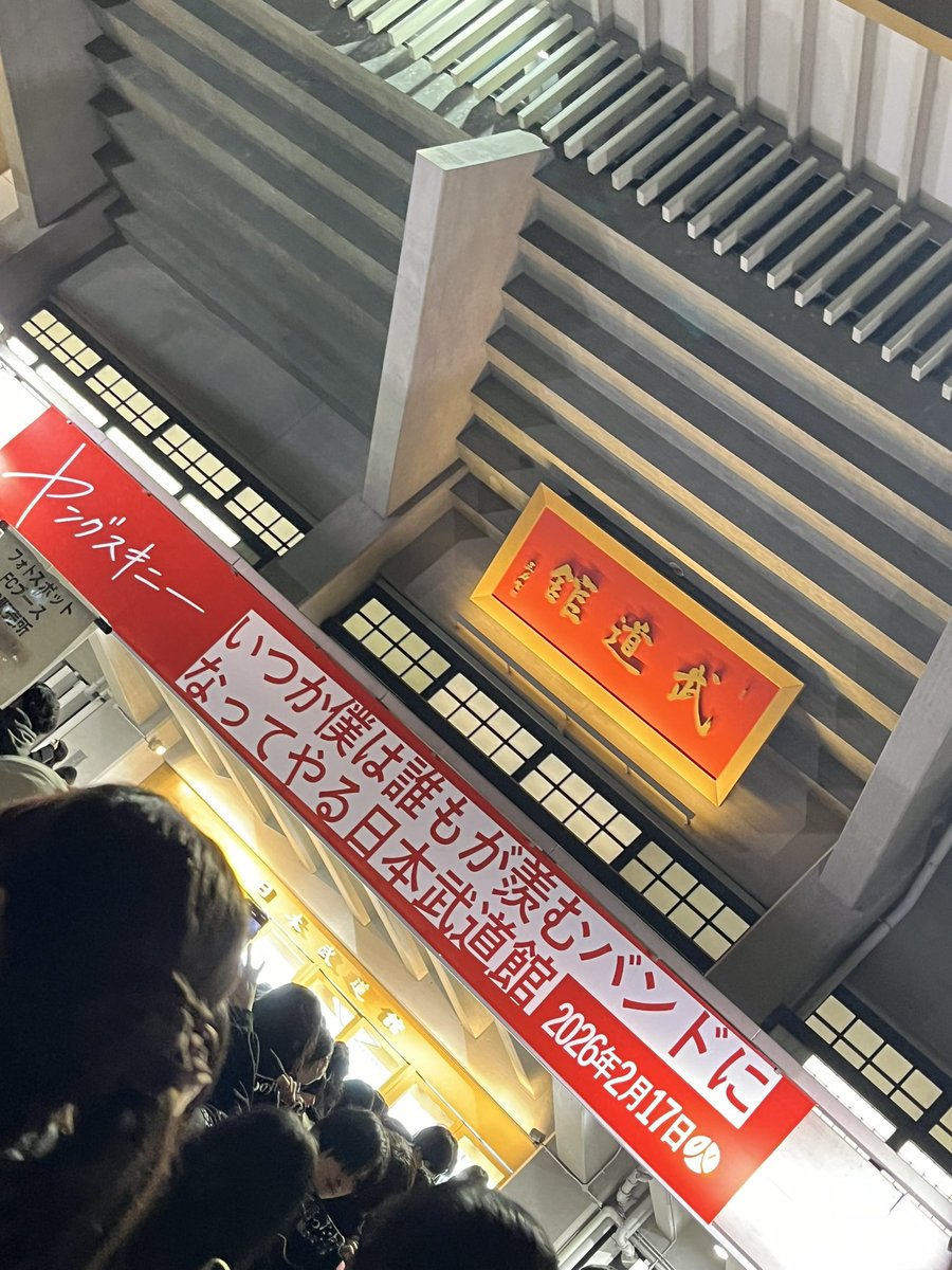 THEOVER1213's tweet photo. 最高すぎて大満足。
アリーナ近すぎ。
センターステージとなりすぎて…。
帰り可愛いお姉さん2人に
銀テくださいされて可愛すぎて
喜んであげた🤭 https://t.co/Ygron94wBl
