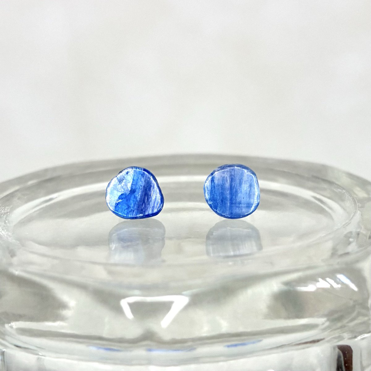 カイヤナイトの1粒ピアス💎

光の角度で輝く爽やかブルーの天然石です*ˊᵕˋ*

🛒creema
creema.jp/item/20458385/…