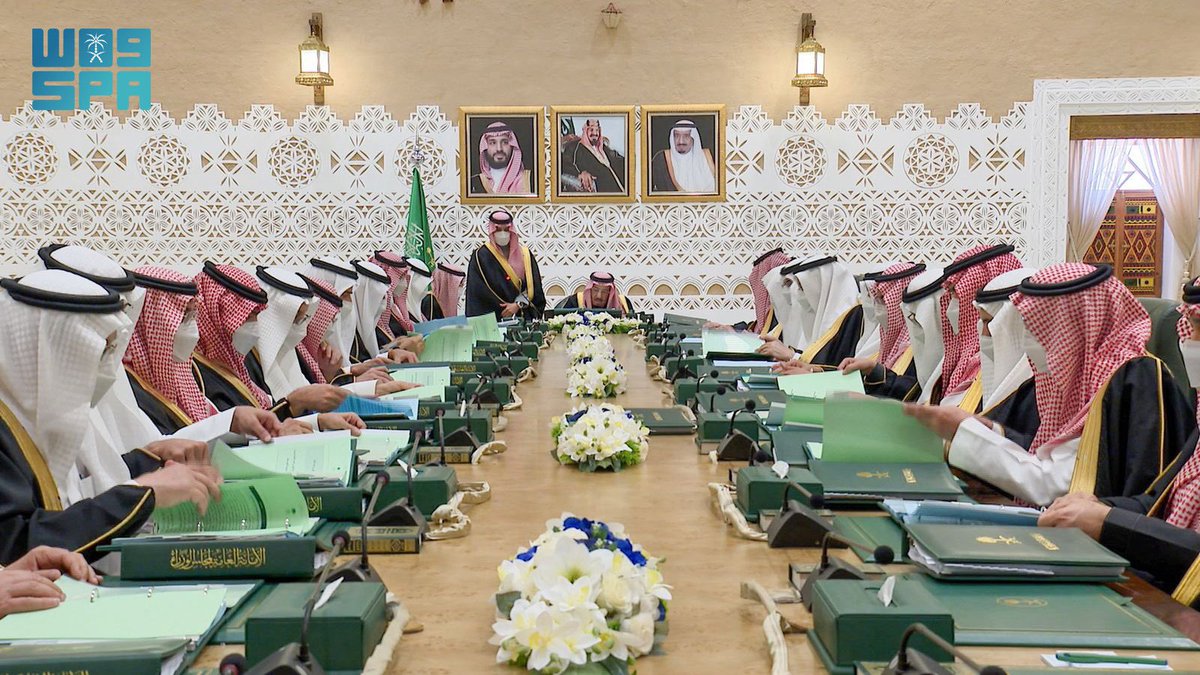 مجلس الوزراء السعودي 
برئاسة الملك سلمان :

يعبر عن رفضه المطلق لقرار سلطات الاحتلال الإسرائيلي تحويل أراضي الضفة الغربية إلى ما تسميه "أملاك دولة"وأن القرار يمثل اعتداءً على الحق الأصيل للشعب الفلسطيني الشقيق في إقامة دولته المستقلة ذات السيادة على حدود الرابع من يونيو 1967م،