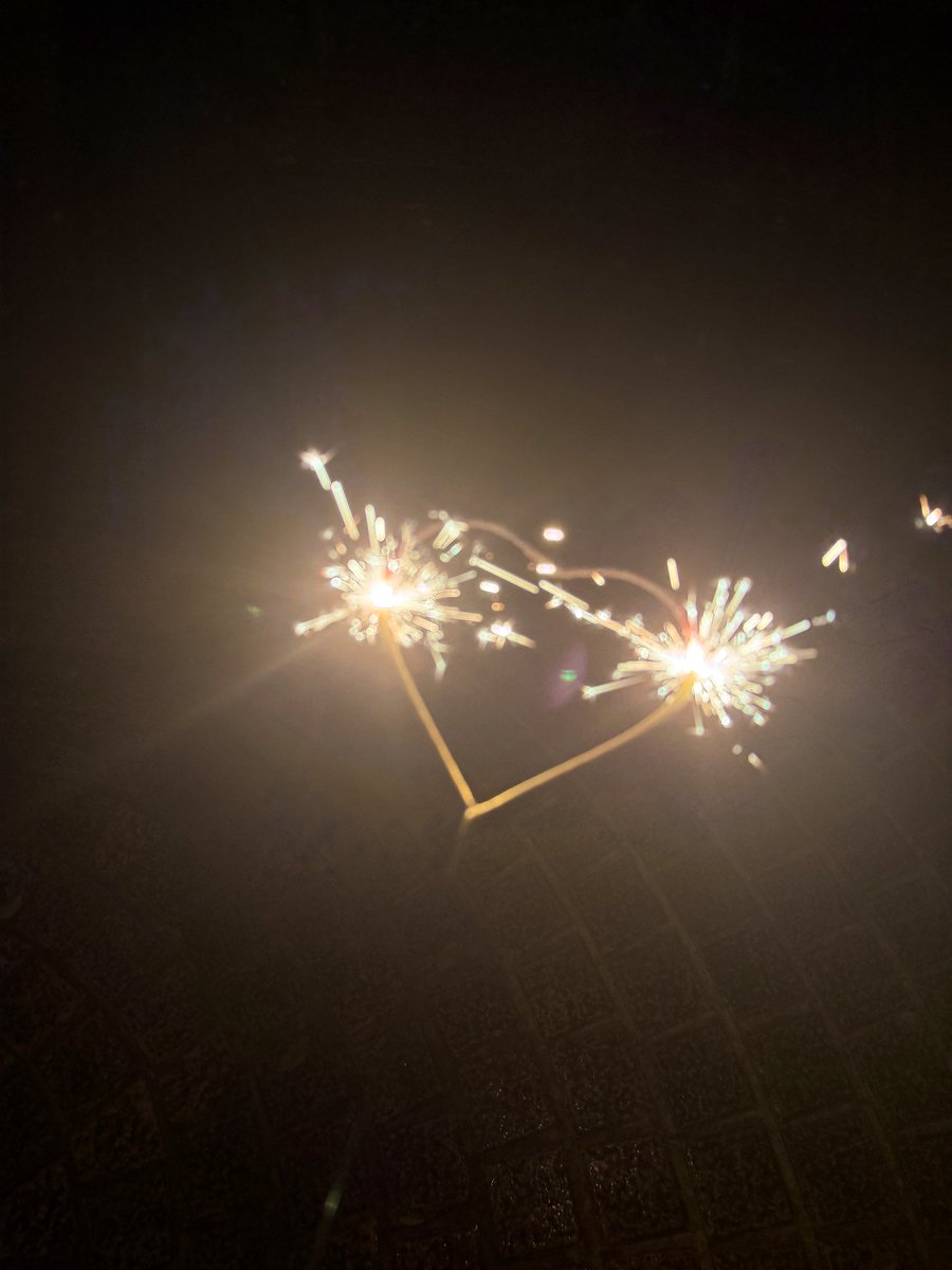 避雷愛心形狀的仙女棒
沒有愛心還燒的更快🥲
我的愛心形狀仙女棒！！！三十塊！！！