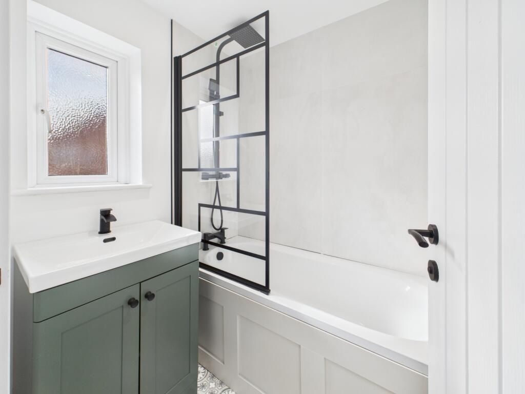 🏠 FOR SALE | #CHELTENHAM 🏠
This is a beautifully refurbished three-bedroom terraced home, ready to move straight into and now available at a reduced price of £275,000. Call 01242 253325 option 2 to arrange a viewing. ☎️

Property details: rightmove.co.uk/properties/168…