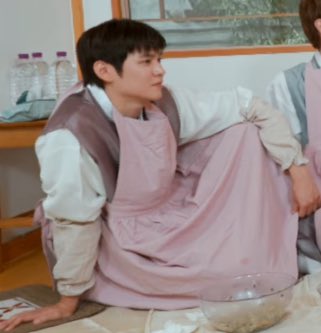 ใส่ผ้ากันเปื้อนซะหวานเลย แต่ดูมันนั่ง5555555555555555