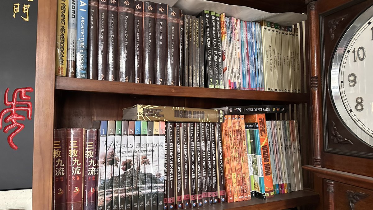 luneillei's tweet photo. just saw how many books my grandpa owned 🥹🥹 https://t.co/wx1ZGc6FBk