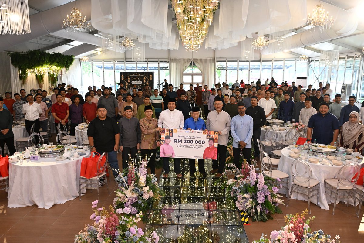 NajwanHalimi's tweet photo. Alhamdulillah, hari ini saya meraikan lebih 200 pemimpin komuniti terdiri daripada anggota jawatankuasa pengurusan lebih 80 masjid dan surau di dalam kawasan DUN Kota Anggerik dalam Majlis Hi-Tea Ihya' Ramadan di Seksyen 7 Shah Alam.

Pada majlis sama, saya turut menyampaikan sumbangan Ihya' Ramadan merangkumi bantuan kewangan, kurma Ajwa berserta kupiah dan telekung solat kepada setiap masjid dan surau dengan jumlah keseluruhan sumbangan bernilai RM 200,000.

Majlis seumpama ini merupakan amalan lazim saya sejak menjadi wakil rakyat bertujuan untuk menyantuni pimpinan masjid dan surau dalam kawasan serta memperkukuh hubungan silaturahim bersama mereka.