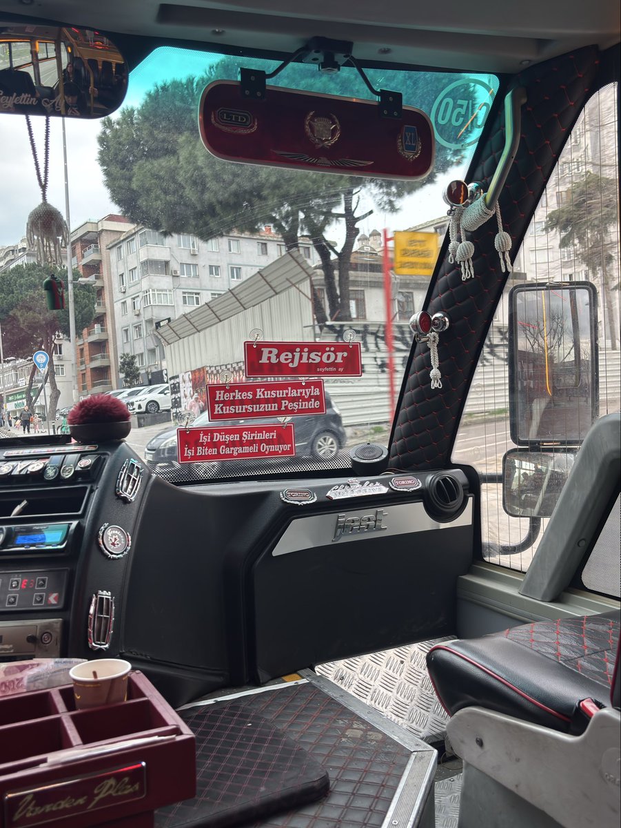 en önde oturan gotik kız ile diyarbakırlı hemşehrisi şoförün flört sınırlarındaki ince sohbeti, kral kaybederse fadi’nin kız kardeşi, flying tiger yumuşak defterleri; güne puanım 8/10
sür bizi rejisör maviliklere