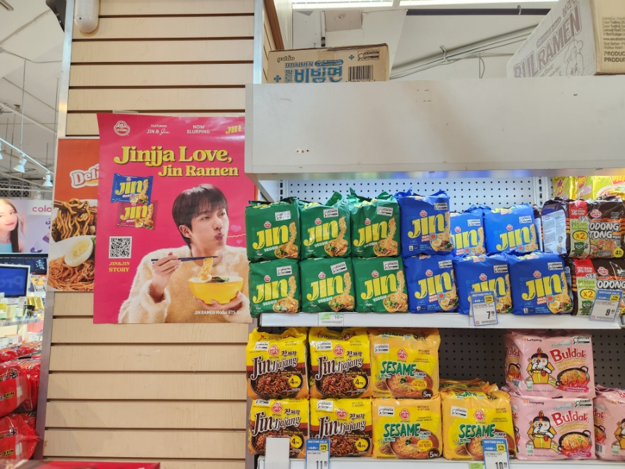 nightstar1201's tweet photo. [Vancouver Blog] 260217 Richmond H Mart, Korean Grocery Store
Unfortunately, there isn’t a Korean grocery store in Tsawwassen, the neighborhood where I live. In fact, there don’t seem to be many other Asian residents either, so there aren’t any Chinese or Japanese grocery stores nearby. The closest place to buy Korean groceries is H Mart in Richmond, a city just north of Delta that’s known for having a large Chinese community.
Just seeing Korean ramen on the shelves makes me feel happy and proud. Walmart also sells ramen, but the mild version of OTOKI Jin Ramen that Hayul loves the most can only be found here at H Mart!
I never really understood why BTS JIN was chosen as the model for Jin Ramen, but after seeing that advertisement, I finally realized why.
#JIN #방탄소년단진 @BTS_twt @otoki_daily #JinxJinRamen #진라면 @hmartofficial