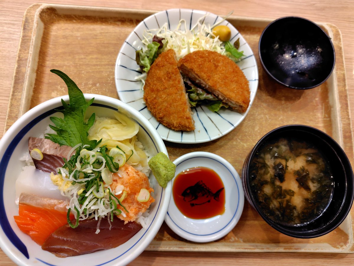 6HgC1KI3oZH40Eo's tweet photo. #ランチ は映画館が入っている商業施設 #MARKIS にある #築地食堂源ちゃん で「日替わり #海鮮丼 と #マグロメンチ 」を食べました🐟️🍚🥢
新鮮なお魚もメンチもとても美味しかったです😋
映画のチケット提示で5%引きになりお得でした🎫
#みなとみらい https://t.co/XdvFDClHkP