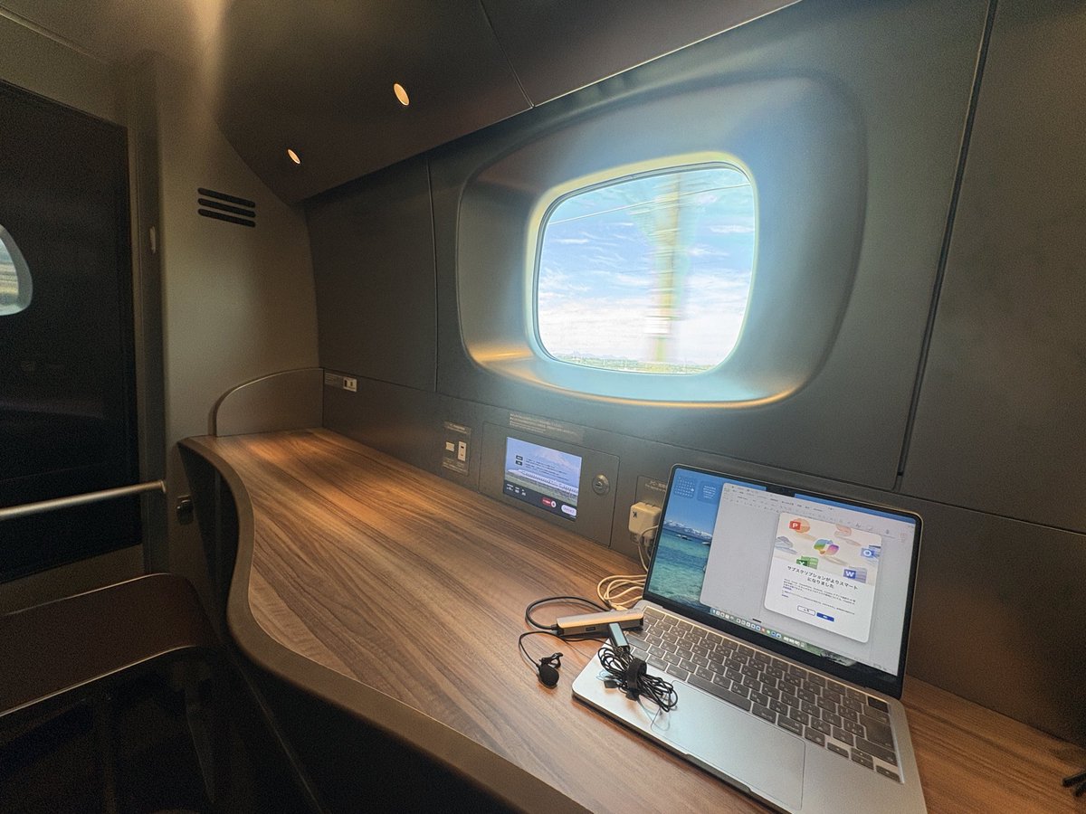 新幹線のビジネスブース、めっちゃ良い🚄

ネット遅いから、あえてのオフラインで超集中、1時間一本勝負。
音声入力で思考の垂れ流し→勝手に整理される感覚。個室だから移動中なのに喋れるのありがたい！

移動時間が一番はかどる説あるかも✨
