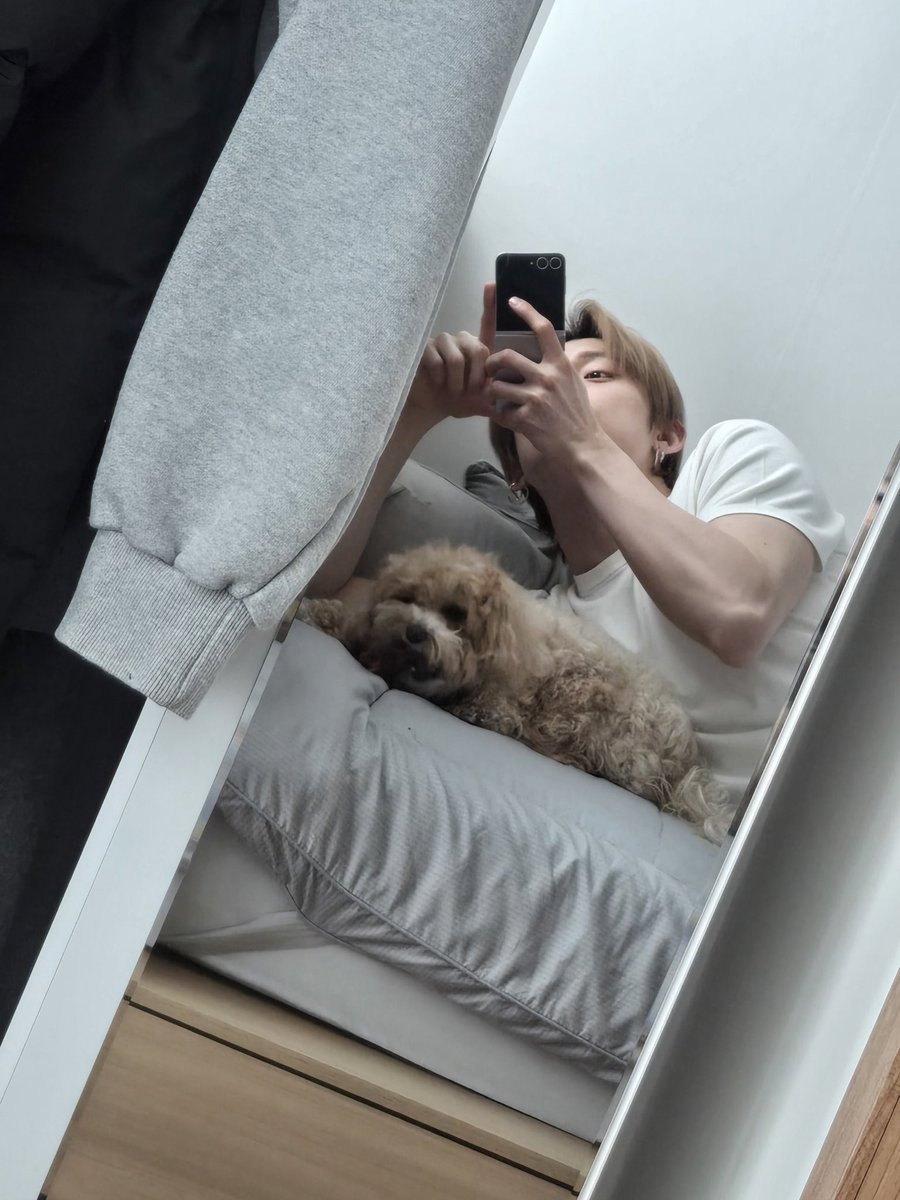 강아지랑 분명 안친해서 옛날엔-이여자가 말하는 옛날은 존나 19년도.20년도.이지랄입니다-
강아지랑 뭐 같이 찍는 자컨?
이런거 하면
ㅎㅎ. ㅎㅎ.. (친해지고싶음)
(근데만지는방법을잘몰룸) 
(강쥐만지는손길이과하게조심스러움)
이런무드만 말앗던 오빠엿던거같은데
언제 하….
씨발언제이런…
하