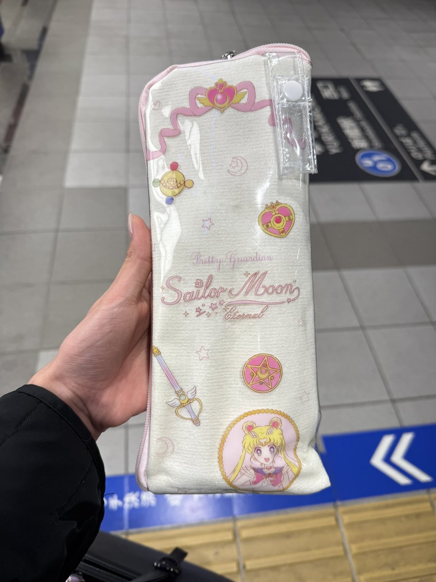 ynyn___tm's tweet image. ゆりかもめ新橋駅西口にて落し物がありました！中は開けてないですが、みた感じペンライトっぽいのできゅるちゃんかAVAMさんのファンの方のかもです💦
拡散できる方はrpお願いします🙇
忘れ物として預けてます！
#きゅるりんってしてみて
#AVAM