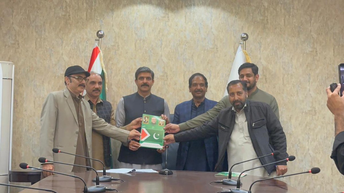 سیکرٹری جنرل استحکام پاکستان پارٹی و سابق صوبائی وزیر و مشیر میاں خالد محمود نے حلقہ این اے 117 مرکزی سیکرٹریٹ میں یوسی 23 کے عہدیداران کو نوٹیفیکیشن جاری کیے۔اس موقع پر سینئر نائب صدر پنجاب میاں جنید ذوالفقار، صدر راوی ٹاؤن ملک احمد حسن،جنرل سیکرٹری راوی ٹاؤن میاں امجد رفیق سمیت