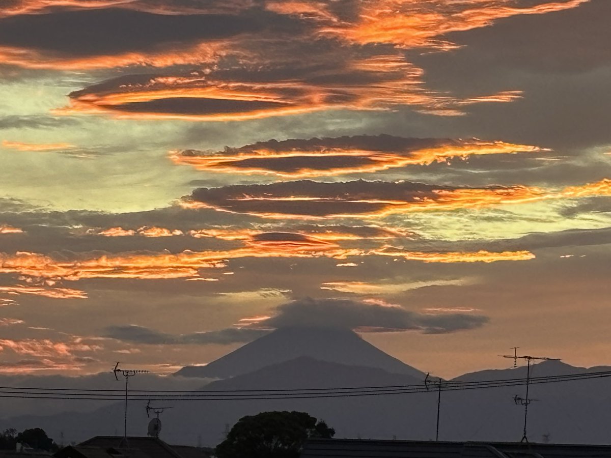 mt571225's tweet photo. 夕焼けの富士山 https://t.co/39W7C438JH