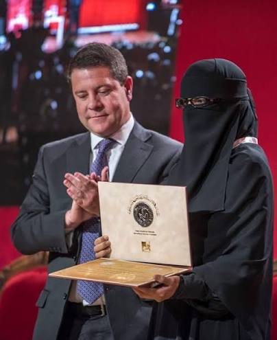 "Libertad" y "burka" en la misma frase. Y este es el resumen de cualquier ideología de izquierdas.
Ah, para despistados: No. No es el Sanchismo, es el socialismo.