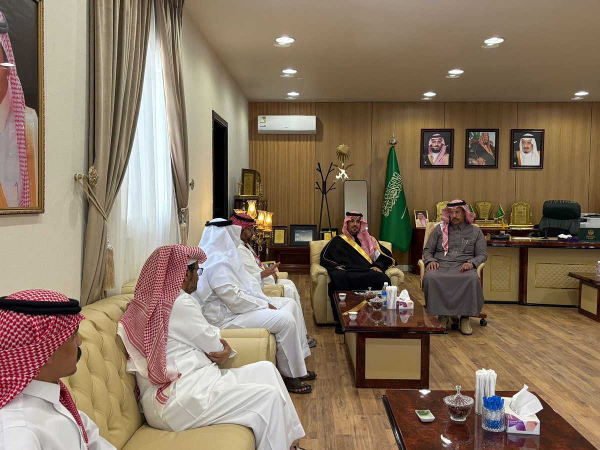 استقبل سعادة محافظ #المندق الأستاذ/ قاسم بن سعيد آل محسن، رئيس مركّز برحرح  أ/ فؤاد حسن ورئيس جمعية البر والخدمات الاجتماعية أ/ عبدالله دوس وأعضاء الجمعية، حيث اطّلع على التقرير السنوي لأعمال الجمعية، مؤكدًا أهمية مواصلة الجهود وتقديم برامج نوعية تخدم كافة شرائح المجتمع.