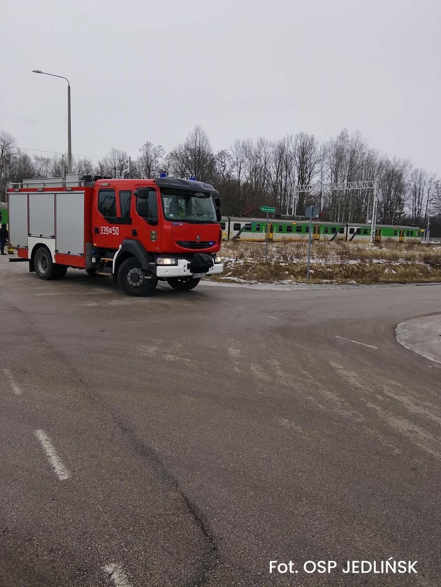 Jeśli widzisz ten post, zatrzymaj się na chwilę.💔
Proszę o RT

17-letni Dominik Hołuj chciał tylko pomóc kobiecie z wózkiem wysiąść z pociągu. Zwykły ludzki odruch. Drzwi przytrzasnęły mu rękę, pociąg ruszył… W kilka sekund doszło do dramatu, chłopak znalazł się pod wagonem.