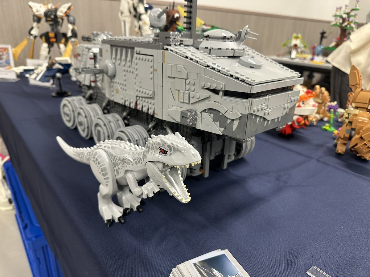 #新作レゴオフ浅草2026 に参加してきました！
超絶技巧の作品からインスピレーションをもらったり、実際にアドバイスを頂いたりしてとても有意義な時間でした！
自卓の様子を撮り忘れたので、皆さんの作品と一緒に撮らせてもらった写真をどうぞ！