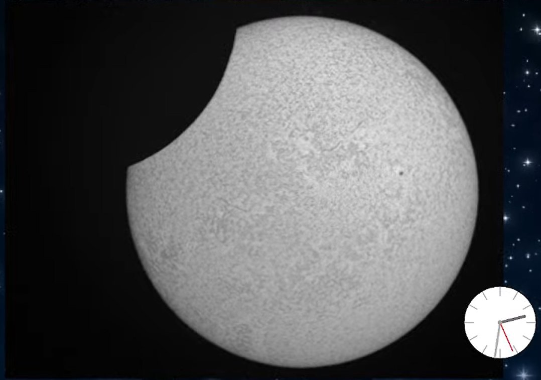 El #Eclipse solar de hoy. Aunque fue anular para la Antártica, pudo apreciarse su parcialidad desde otras partes como #Suráfrica. 
Créditos: Observatorio Solar Norwesth (trasmisión de agencia espacial Surafricana SANSA).
Si les gustó, no olviden compartir.