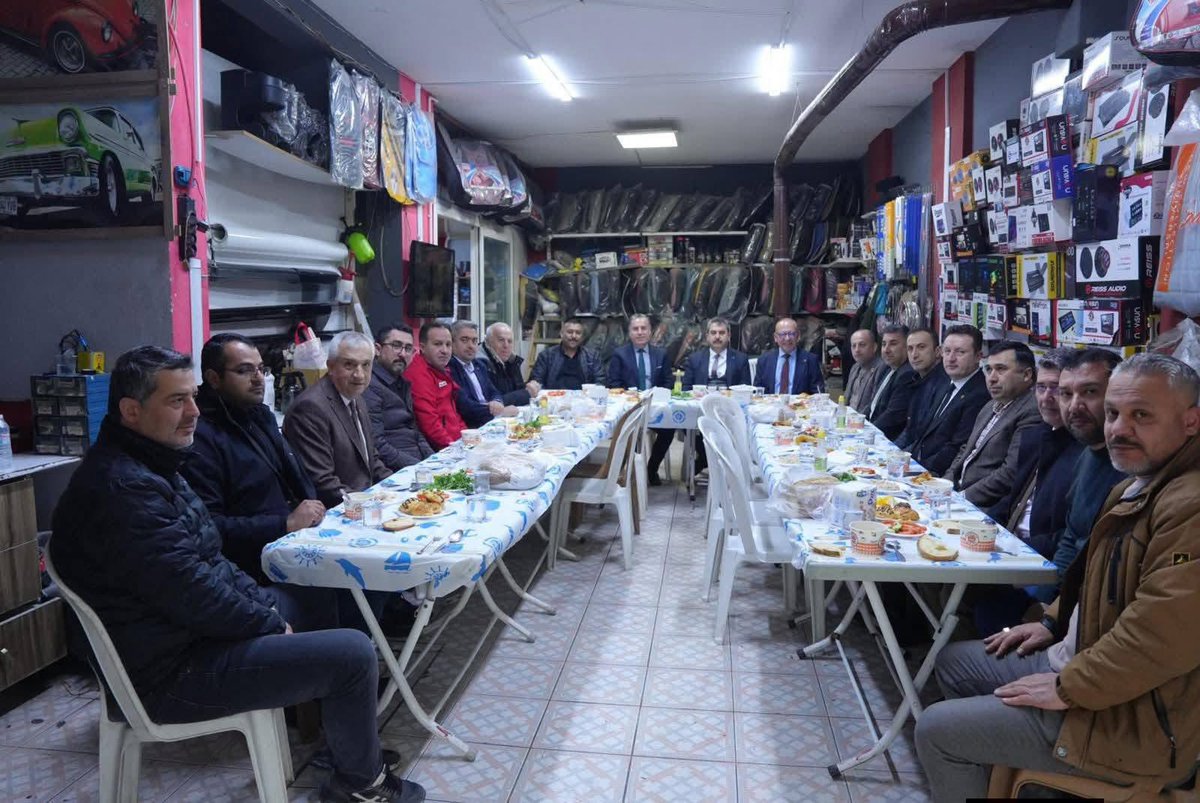 Turgutlu Muhtarlar Derneği tarafından Ramazan ayı öncesinde birlik, beraberlik ve dayanışma duygularını pekiştirmek amacıyla anlamlı bir kahvaltı programı düzenlendi. Dernek Başkanı ve aynı zamanda Turan Mahallesi Muhtarı olan Avni Gürel’in ev sahipliğinde yapıldı.