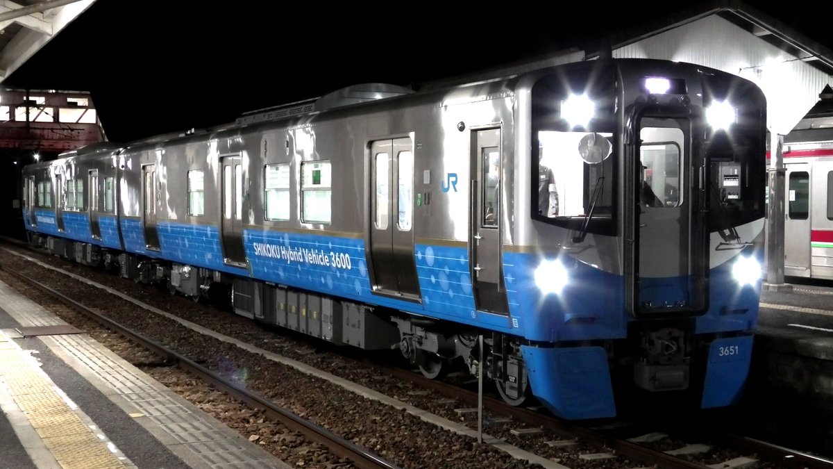 mh13613's tweet photo. JR四国 3600系 第1編成 試運転！2026/2/16　善通寺駅
今回は明かりもある程度あって良かったです！
#JR四国 #3600系 #新型ハイブリッド車 #試運転 #走行 #習熟 https://t.co/Hm2IHoQR6N
