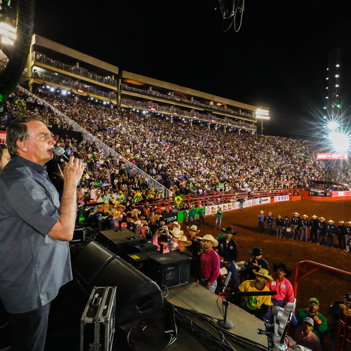 Bolsonaro na festa em Barretos em 2022, três meses antes da eleição. Mas escola de Samba homenagear o Lula oito meses antes da eleição é propaganda eleitoral, né?