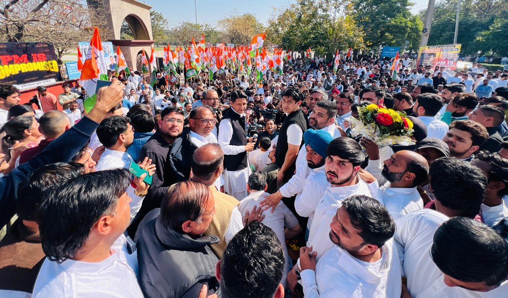 DeependerSHooda's tweet photo. आज पंचकूला में हरियाणा की नौकरियों में हरियाणवी युवाओं की उपेक्षा, HPSC भर्तियों में धांधली प्रदेश में बढ़ती बेरोजगारी के खिलाफ @Haryana_YC द्वारा आयोजित HPSC दफ्तर घेराव किया। इस दौरान @IYC के राष्ट्रीय अध्यक्ष @UdayBhanuIYC जी, सांसद @VarunMullana जी मौजूद रहे।

हरियाणा में या तो ज्यादातर पद खाली छोड़े जा रहे या तो बाहर के युवा लग रहे, देश में ऐसा अन्याय कहीं नहीं हो रहा। हमारी मांग है कि HPSC चेयरमैन को तुरंत बर्खास्त कर किसी हरियाणवी को चेयरमैन नियुक्त किया जाए। HPSC के तमाम भर्ती घोटालों की निष्पक्ष जांच कराकर दोषियों पर कार्रवाई की जाए और 35% न्यूनतम अंक क्राईटेरिया हटाया जाए, HPSC के सारे खाली पदों का दोबारा से विज्ञापन किया जाए। 

साथ विधायक देवेंद्र हंस जी, @Haryana_YC के प्रदेश अध्यक्ष @kataria_nishit जी, @ShweDhull जी, हरियाणा प्रदेश युवा कांग्रेस के प्रभारी @SatywanGahlot जी, HYC के पूर्व अध्यक्ष @DivyanshuB_raja जी, HYC के पूर्व अध्यक्ष @SachinKunduINC जी, पंचकुला कांग्रेस जिलाध्यक्ष संजय चौहान जी, अंबाला ग्रामीण कांग्रेस जिलाध्यक्ष @Dushyantcmulana जी, करनाल ग्रामीण कांग्रेस जिलाध्यक्ष राजेश वैध जी समेत आदि नेतागण भी उपस्थित रहे।