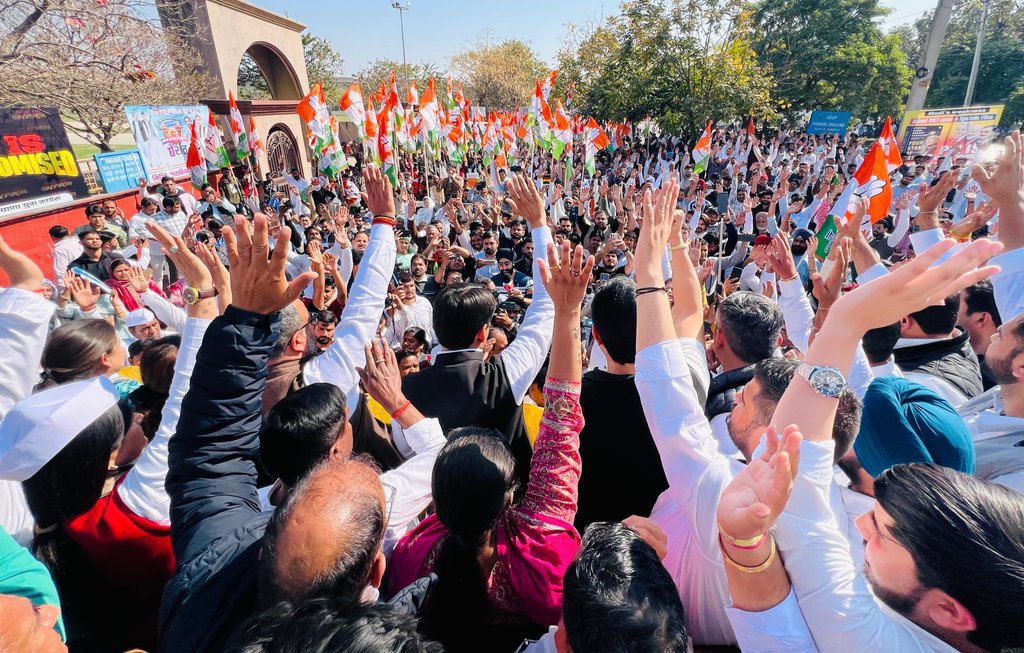 DeependerSHooda's tweet photo. आज पंचकूला में हरियाणा की नौकरियों में हरियाणवी युवाओं की उपेक्षा, HPSC भर्तियों में धांधली प्रदेश में बढ़ती बेरोजगारी के खिलाफ @Haryana_YC द्वारा आयोजित HPSC दफ्तर घेराव किया। इस दौरान @IYC के राष्ट्रीय अध्यक्ष @UdayBhanuIYC जी, सांसद @VarunMullana जी मौजूद रहे।

हरियाणा में या तो ज्यादातर पद खाली छोड़े जा रहे या तो बाहर के युवा लग रहे, देश में ऐसा अन्याय कहीं नहीं हो रहा। हमारी मांग है कि HPSC चेयरमैन को तुरंत बर्खास्त कर किसी हरियाणवी को चेयरमैन नियुक्त किया जाए। HPSC के तमाम भर्ती घोटालों की निष्पक्ष जांच कराकर दोषियों पर कार्रवाई की जाए और 35% न्यूनतम अंक क्राईटेरिया हटाया जाए, HPSC के सारे खाली पदों का दोबारा से विज्ञापन किया जाए। 

साथ विधायक देवेंद्र हंस जी, @Haryana_YC के प्रदेश अध्यक्ष @kataria_nishit जी, @ShweDhull जी, हरियाणा प्रदेश युवा कांग्रेस के प्रभारी @SatywanGahlot जी, HYC के पूर्व अध्यक्ष @DivyanshuB_raja जी, HYC के पूर्व अध्यक्ष @SachinKunduINC जी, पंचकुला कांग्रेस जिलाध्यक्ष संजय चौहान जी, अंबाला ग्रामीण कांग्रेस जिलाध्यक्ष @Dushyantcmulana जी, करनाल ग्रामीण कांग्रेस जिलाध्यक्ष राजेश वैध जी समेत आदि नेतागण भी उपस्थित रहे।