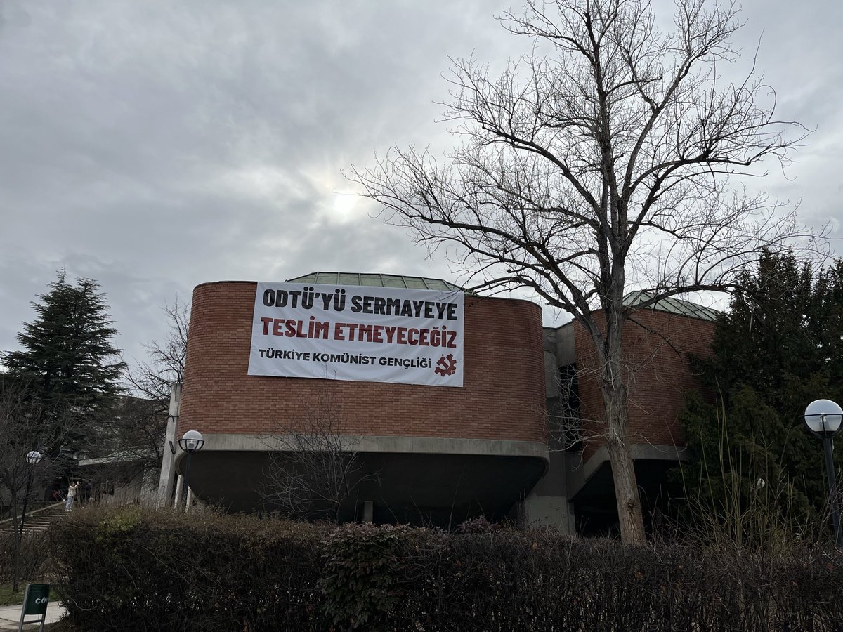 AKP uşağı rektörlere de eli kanlı sermayeye de geçit vermeyeceğiz!

ODTÜ’nin 70 yıllık birikimini “yenilikçilik” adı altında bir pazarlama unsuruna çevirmeye çalışanlara sesleniyoruz: 

ODTÜ’yü sermeyeye teslim etmeyeceğiz!