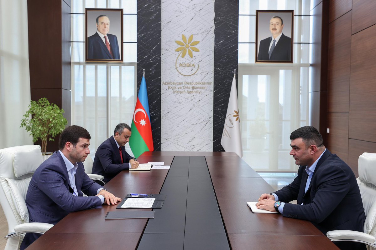 MammadovOrkh's tweet image. Sahibkarların müraciətlərinin həlli #KOBİA-nın prioritetidir. Agentlikdə təşkil olunan növbəti vətəndaş qəbulunda sahibkarların müraciətlərini dinlədik, onların həlli istiqamətində müzakirələr apardıq və dövlətin dəstək mexanizmləri barədə məlumat verdik. 🗒️✍🏽🤝🏽