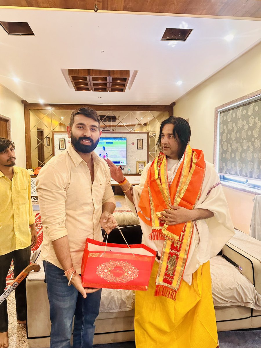 NRS_Rathore's tweet photo. सुप्रसिद्ध आध्यात्मिक शिक्षक एवं धार्मिक कथावाचक श्री @ShriDevkinandan ठाकुर जी महाराज से फियावड़ी, राजसमंद में आयोजित श्रीमद् भागवत कथा के दौरान भेंट कर आशीर्वाद लिया। 

#DevkinandanThakurJi 
#Rajsamand
#Rajasthan 
#bhagwatkatha https://t.co/BZrXoseIAV